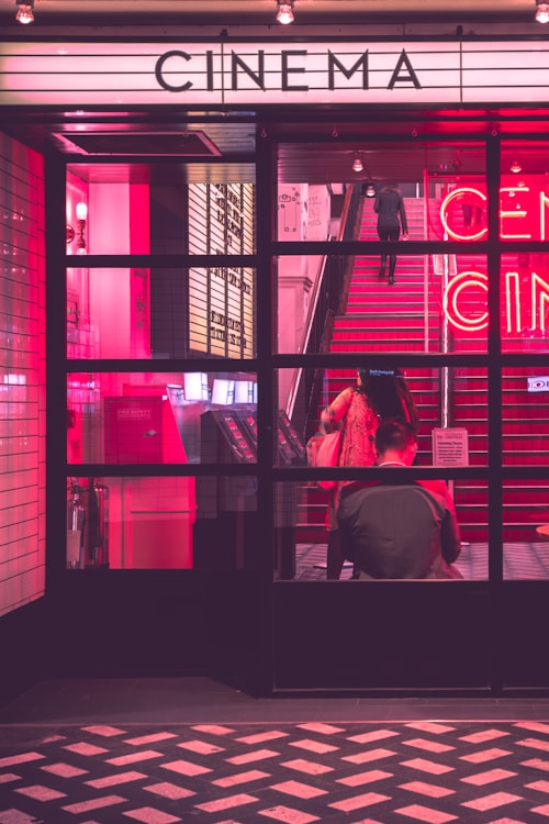 经典电影《肖申克的救赎》海报，雨中张开双臂的自由瞬间