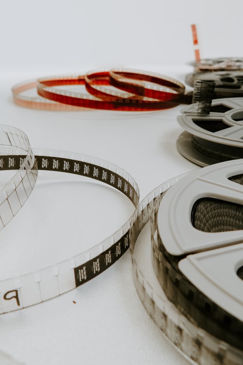 国产剧《漫长的季节》剧照，东北工业小镇的悬疑氛围