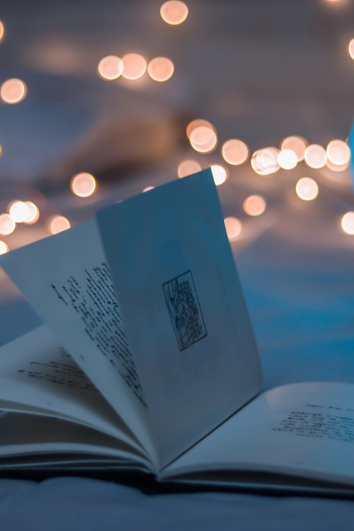 韩剧《黑暗荣耀》宣传照，女主角宋慧乔冷峻复仇表情