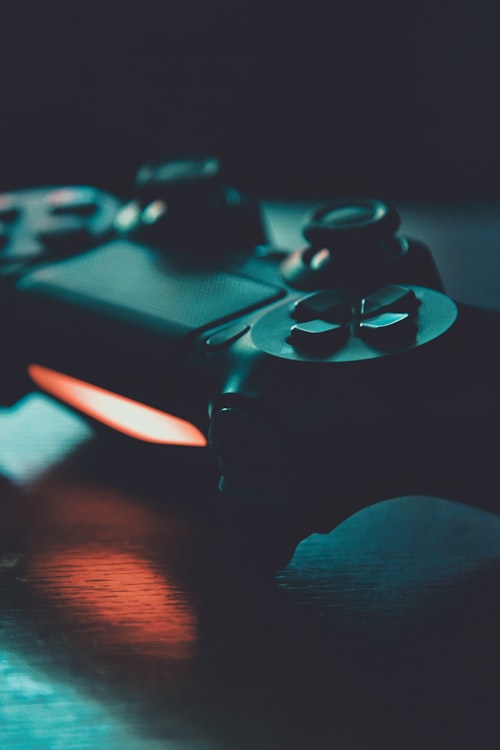 日本动漫《咒术回战》第二季海报，虎杖悠仁与宿傩对决场景